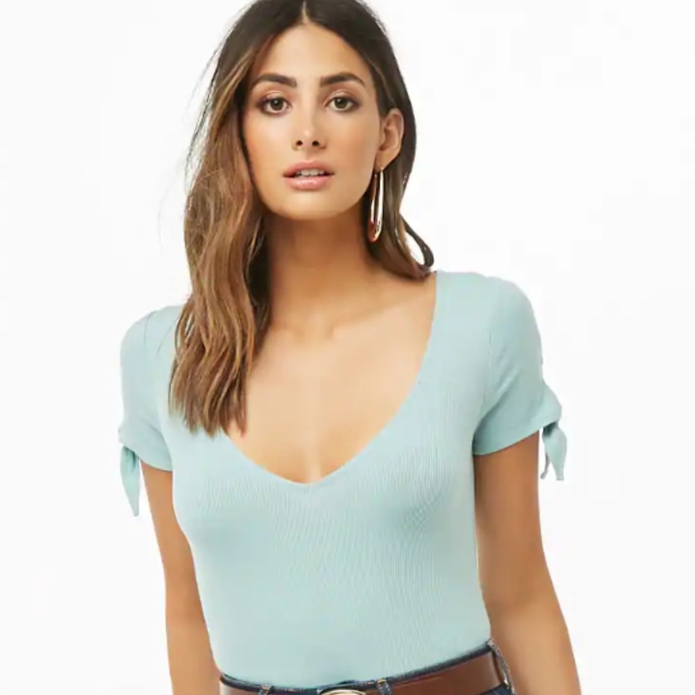 Ribbed Knotted-Sleeve Top